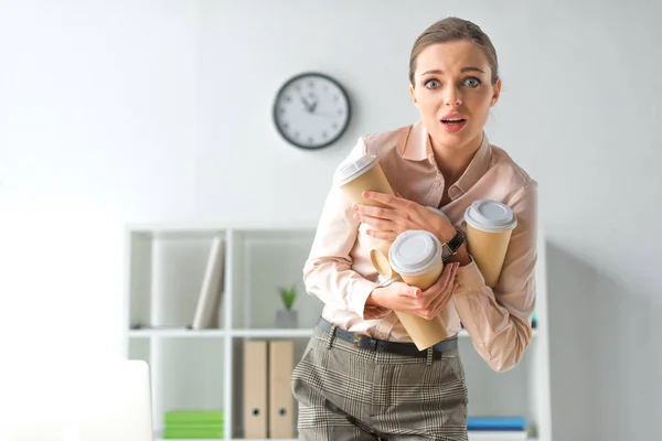 Mulher assustada com xícaras de café — Fotografia de Stock