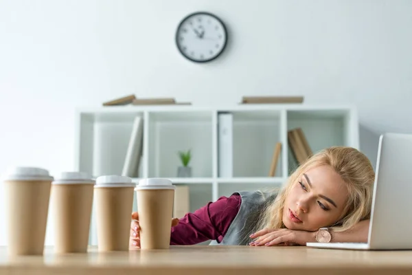 Втомлена бізнес-леді лежить на столі — стокове фото