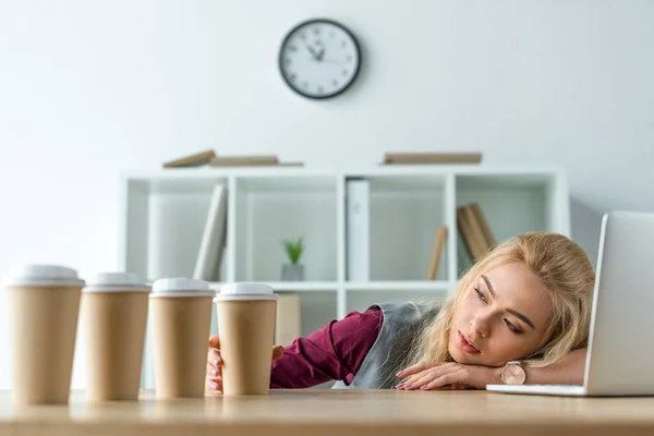 Müde Geschäftsfrau liegt auf dem Tisch — Stockfoto