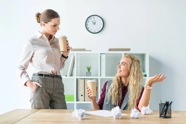 Female colleagues drinking coffee — Stock Photo