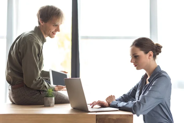 Pareja masculina y femenina - foto de stock