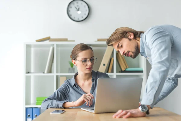 Kollegen schauen auf Laptop — Stockfoto