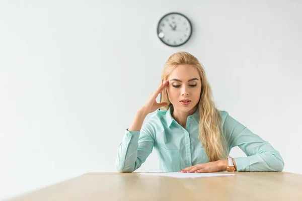 Geschäftsfrau schaut sich Dokumente an — Stockfoto