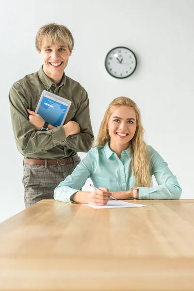 Lächelnde Kollegen bei der Arbeit — Stockfoto