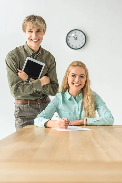 Lächelnde Kollegen im Büro — Stockfoto