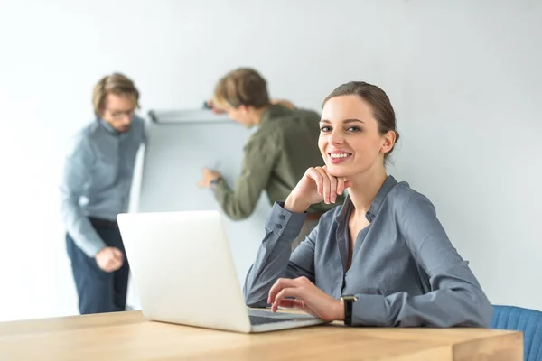 Femme d'affaires assis avec ordinateur portable — Photo de stock