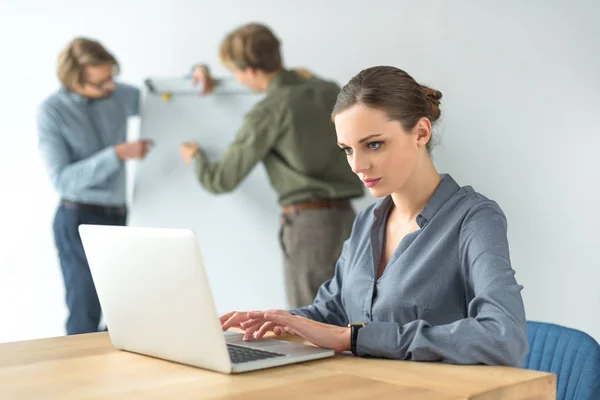 Femme d'affaires travaillant à l'ordinateur portable — Photo de stock