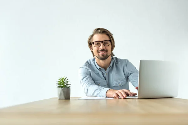 Homme d'affaires travaillant à l'ordinateur portable — Photo de stock