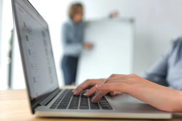 Femme d'affaires travaillant à l'ordinateur portable — Photo de stock