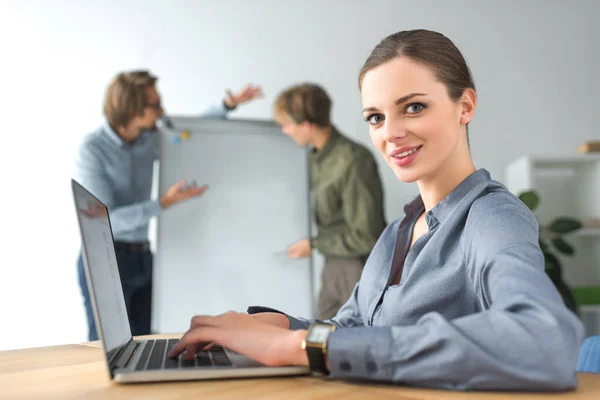 Businesswoman working at laptop — Stock Photo