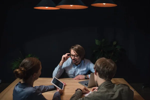 Mujer de negocios mostrando algo en la tableta - foto de stock