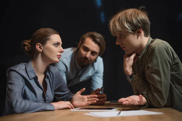 Woman describing something to colleagues — Stock Photo