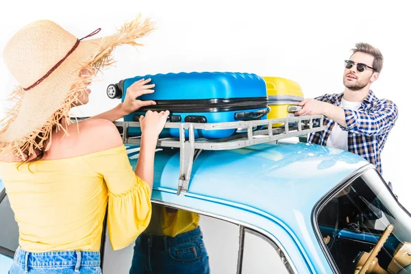 Casal colocando bagagem no telhado do carro — Fotografia de Stock