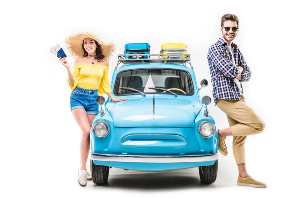 Tourists standing by car — Stock Photo
