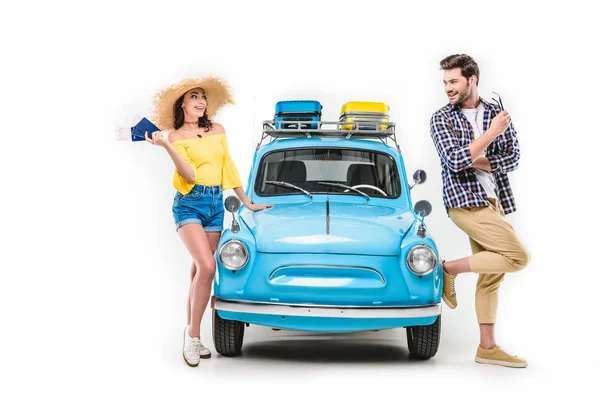 Touristen stehen mit dem Auto — Stockfoto