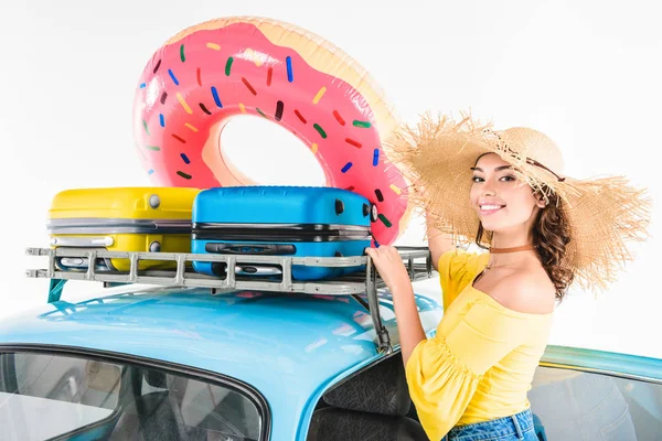 Mujer poniendo donut inflable en coche - foto de stock