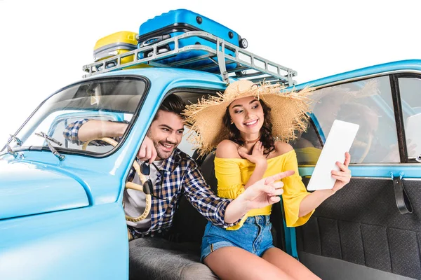 Pareja con mapa en coche - foto de stock