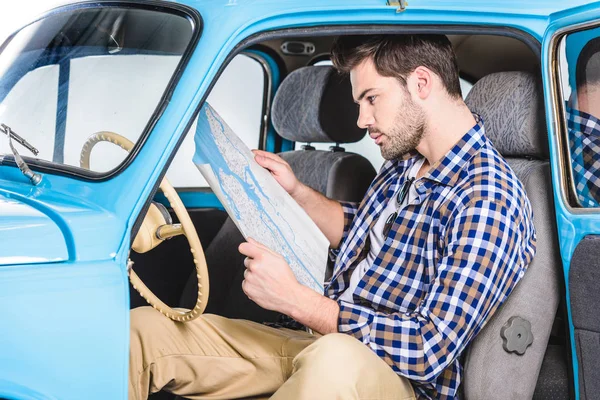 Человек смотрит на карту в машине — стоковое фото