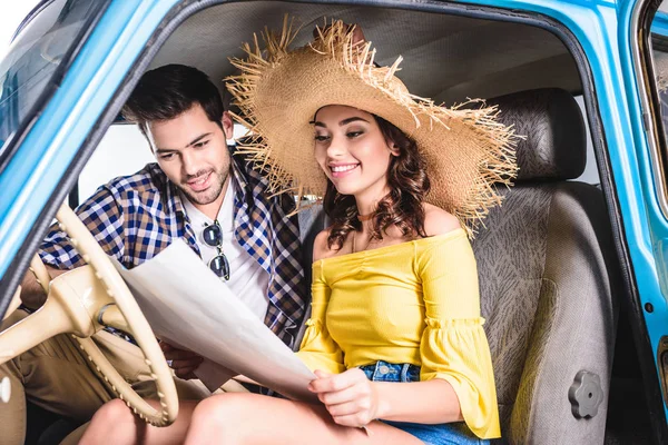 Couple avec carte en voiture — Photo de stock