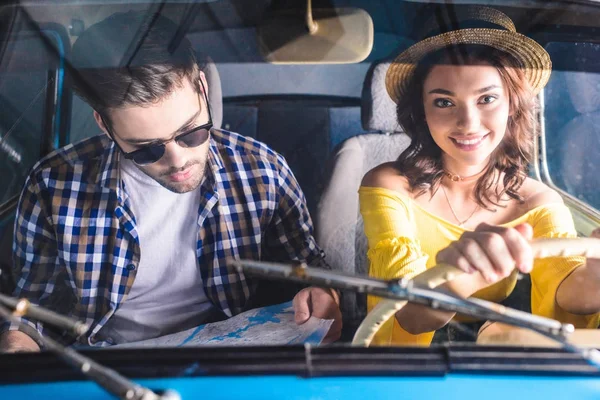 Turistas coche de conducción - foto de stock