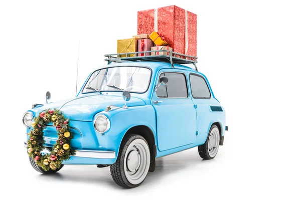 Coche con corona de Navidad y regalos en el techo - foto de stock