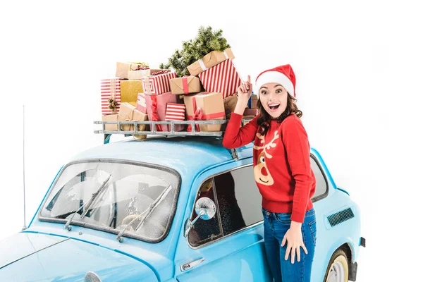 Femme avec cadeaux de Noël sur le toit de la voiture — Photo de stock