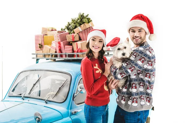 Couple avec chien et cadeaux de Noël en voiture — Photo de stock