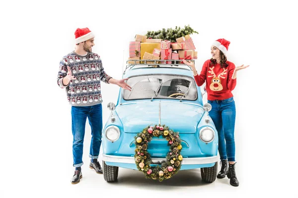 Coppia con regali di Natale sul tetto dell'auto — Foto stock