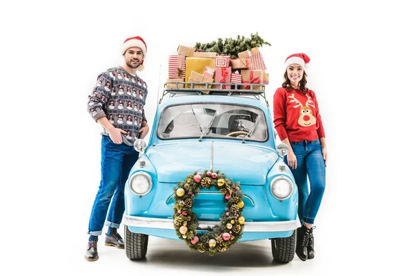 Pareja con regalos de Navidad en el techo del coche - foto de stock