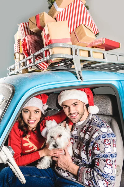 Famille assis en voiture avec des cadeaux de Noël — Photo de stock