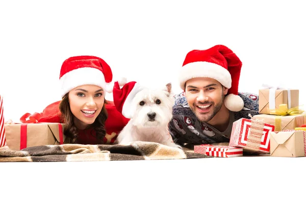 Jovem casal com cão e presentes de Natal — Fotografia de Stock