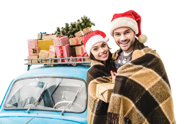Couple en plaid avec voiture et cadeaux de Noël — Photo de stock