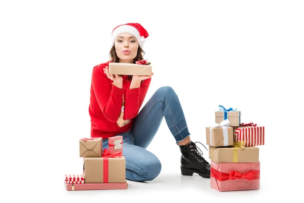 Frau sitzt mit Weihnachtsgeschenken auf dem Boden — Stockfoto