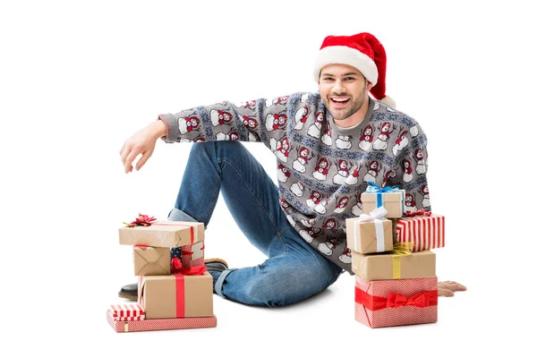 Homem sentado no chão com presentes de Natal — Fotografia de Stock