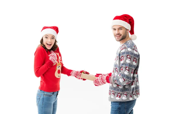 Homme donnant cadeau de Noël à la femme — Photo de stock