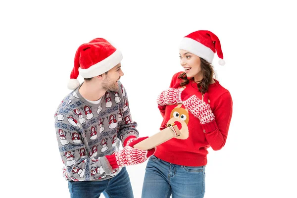 Homme donnant cadeau de Noël à la femme — Photo de stock