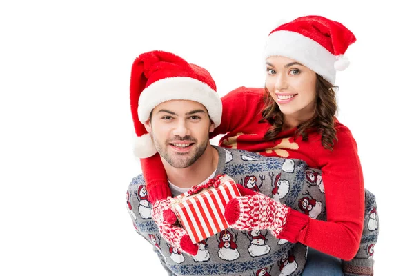 Jeune couple dans chapeaux de Père Noël — Photo de stock