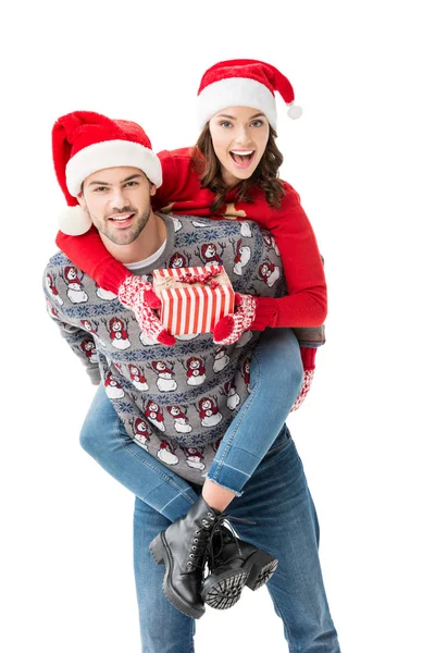 Jeune couple dans chapeaux de Père Noël — Photo de stock