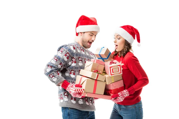 Jovem casal segurando presentes de Natal — Fotografia de Stock