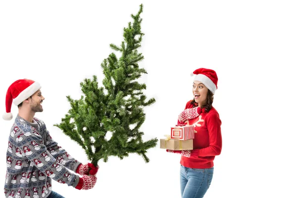 Uomo che mostra l'albero di Natale alla fidanzata — Foto stock