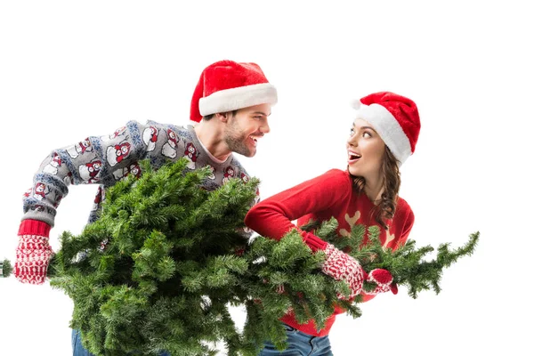 Paar trägt Weihnachtsbaum zusammen — Stockfoto