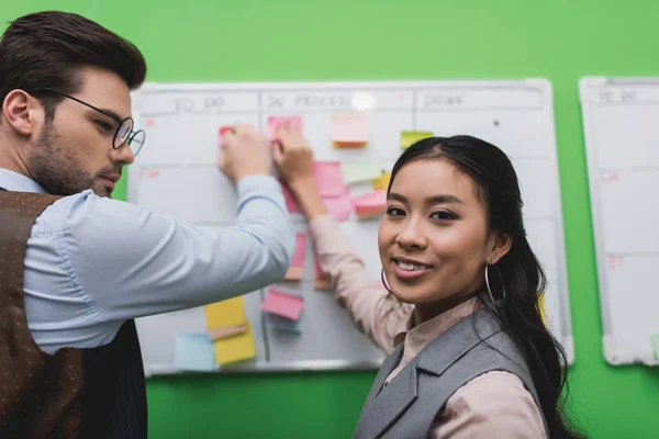 Empresários multiétnicos com task board — Fotografia de Stock