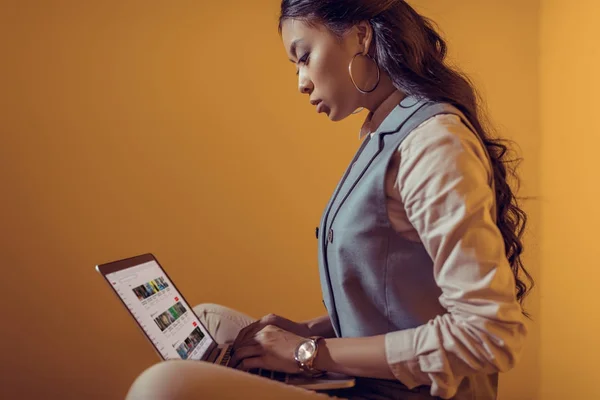 Businesswoman using laptop with youtube website — Stock Photo