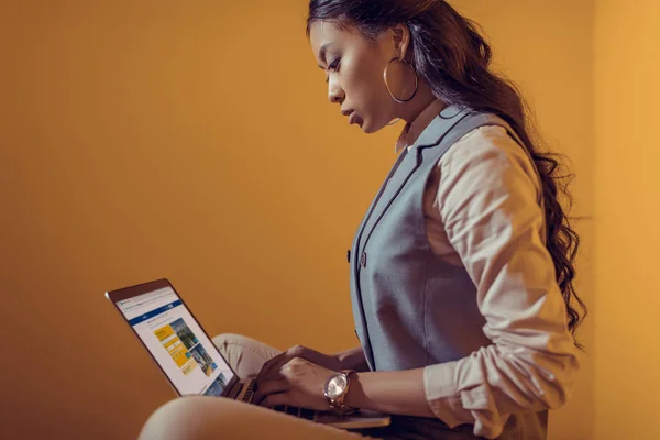 Mujer de negocios utilizando el ordenador portátil con sitio web de reserva - foto de stock