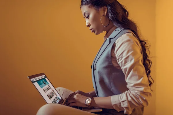 Mujer de negocios utilizando el ordenador portátil con sitio web amazon - foto de stock