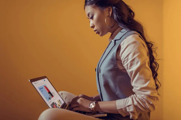 Mujer de negocios usando el ordenador portátil con el sitio web de eBay - foto de stock