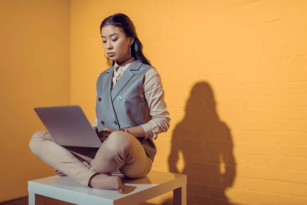 Femme d'affaires travaillant avec ordinateur portable — Photo de stock