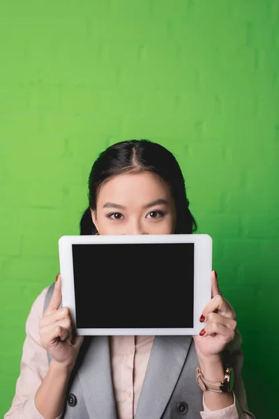 Mujer con tablet digital - foto de stock