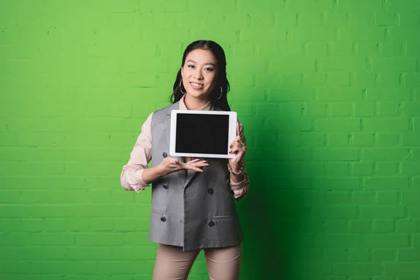 Empresaria presentando tableta digital - foto de stock