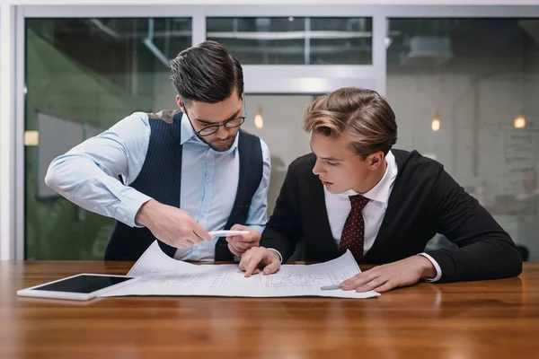 Бізнесмени працюють разом з відбитками в офісі — Stock Photo